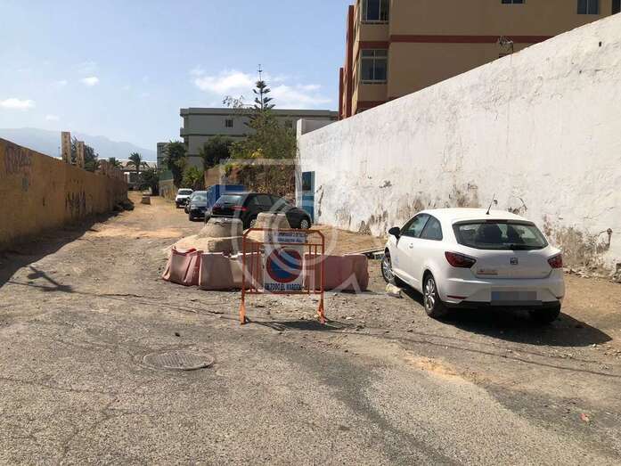 Vehículos aparcados en el cauce bajo del barranquillo de Melenara, en una imagen tomada ayer martes (Foto TA)